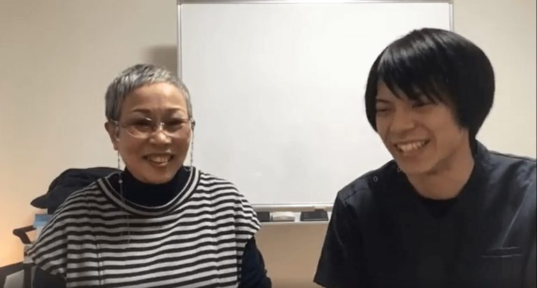 笑顔で対談する本谷QO整体院の施術者と利用者